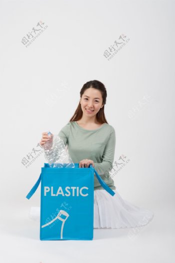 回收垃圾的环保志愿者美女图片