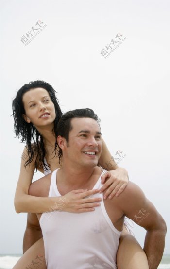 海滩上的夫妻图片