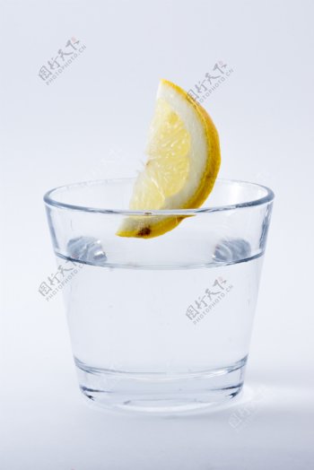 浸泡柠檬的杯子