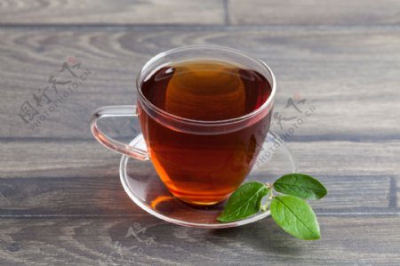 红茶与绿叶图片