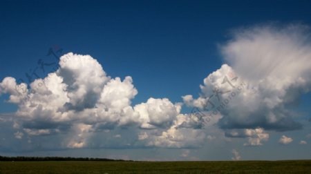草原蓝天白云风景图片