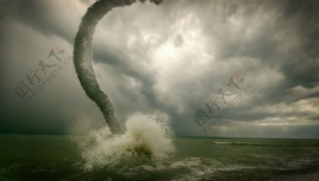 海面上的龙卷风