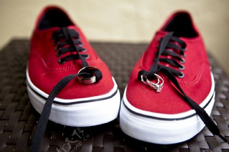 一双红鞋与戒指