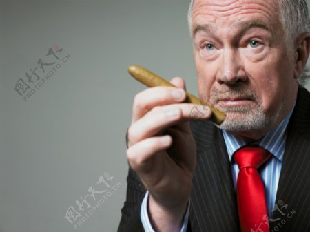 抽雪茄的外国老人图片