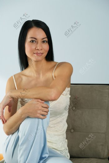 坐在沙发上休息的女人图片