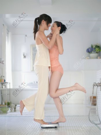 两个在称重机上跳舞的性感女人图片