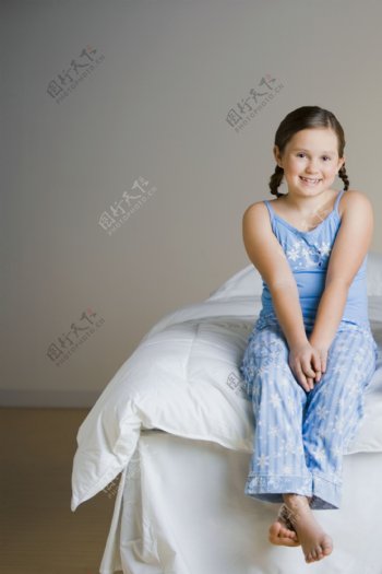 床上的可爱小女孩图片