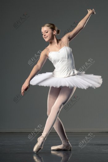 表演芭蕾舞的外国性感美女图片