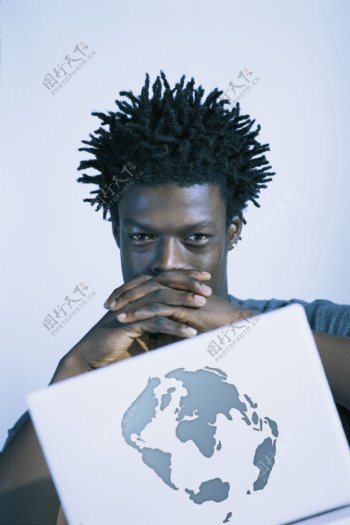 电脑前的黑人商务男性图片