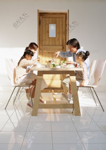 正在用餐的一家人图片