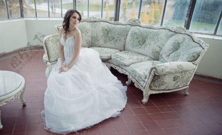 沙发和穿婚纱的美女图片