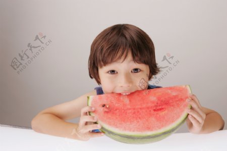 吃西瓜的小男孩图片