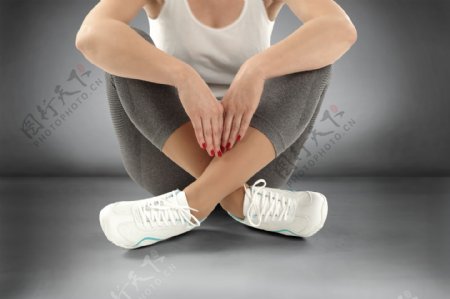 双腿交叉坐着的女人图片