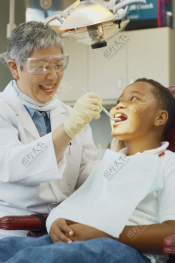 牙科老医生与儿童病人图片
