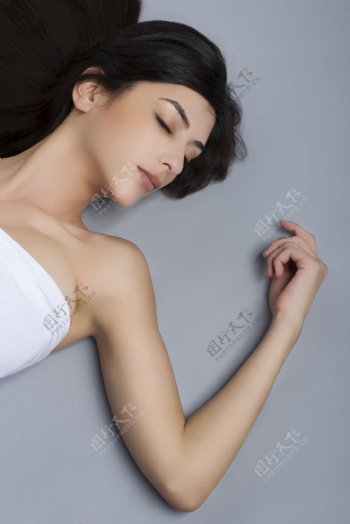 乌黑秀发的外国睡美人图片