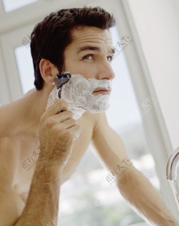刮胡须的男人图片