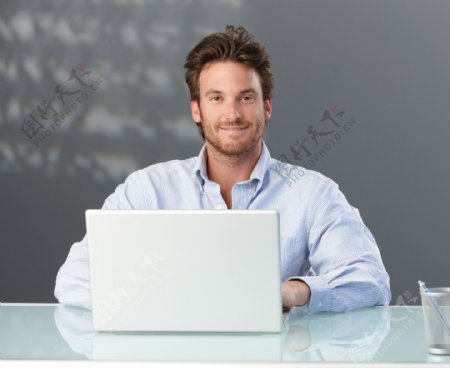 操作笔记本电脑的男人图片