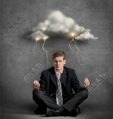 坐在乌云闪电下的职业男人图片