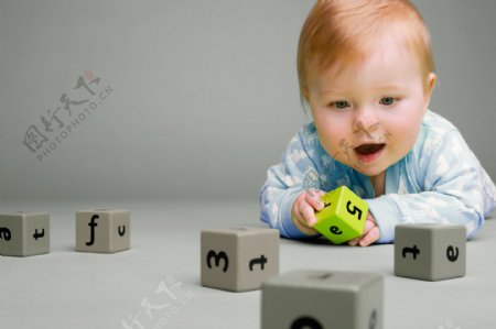 爬着玩数字模块的外国婴儿高清大图图片