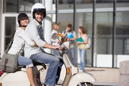 骑摩托车的大学生情侣图片