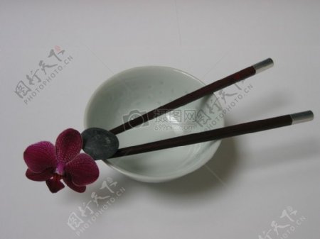 筷子花朵与瓷器
