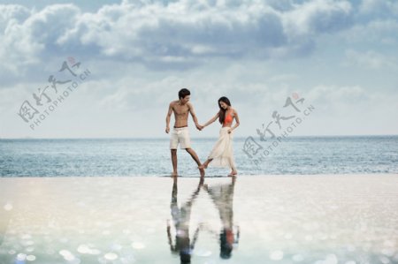 踏浪的情侣婚纱摄影图片