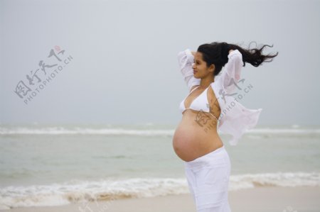 在海边散步的孕妇图片