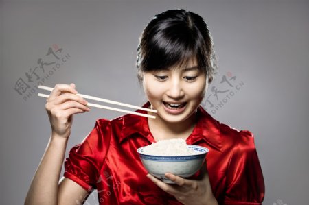 端着米饭的女人图片