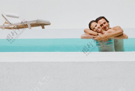 在游泳池游泳的情侣图片