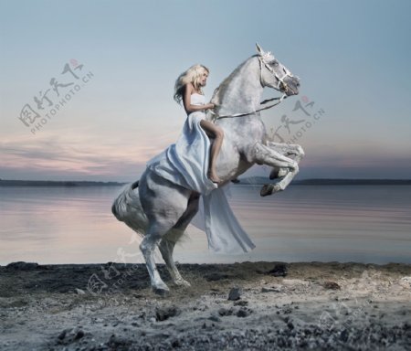 骑马的性感美女图片
