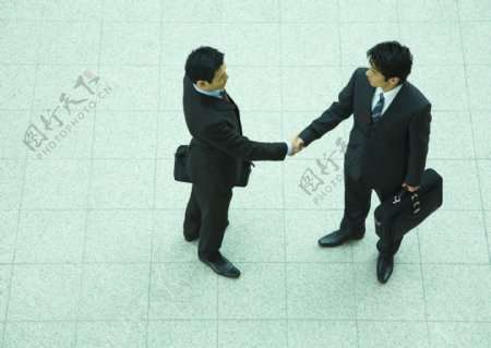 握手合作的商务男人图片