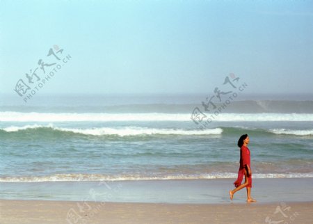 海边散步的健康女性图片