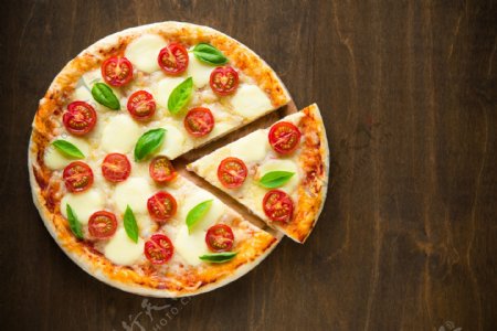 木板上的西红柿披萨图片