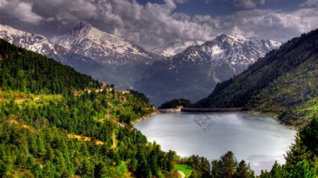 雪山湖泊风景摄影图片