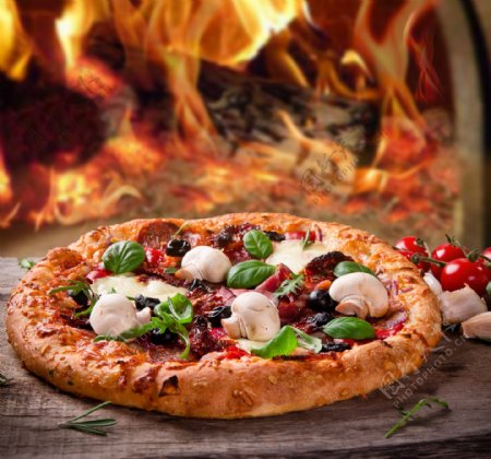 美味的披萨和火炉图片