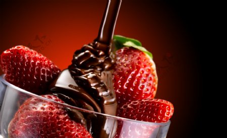 玻璃杯子里的草莓巧克力图片