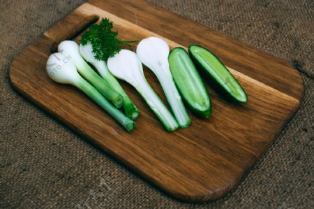 菜板上的新鲜蔬菜图片
