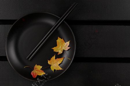 平底锅里的枫叶和筷子图片
