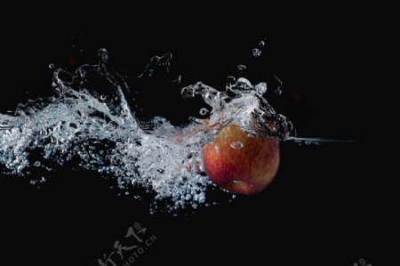 溅起的苹果高清图片