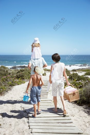出发去海边的一家人图片