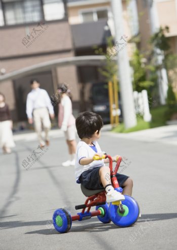 骑童车的小男孩图片