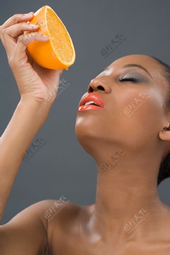 喝橙汁的黑人美女图片