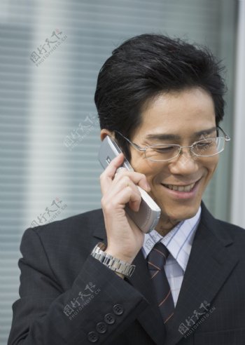 讲电话的商务男人图片