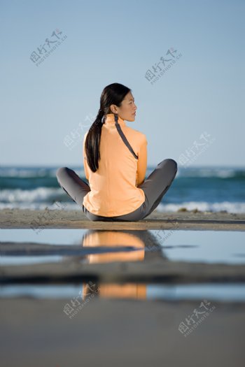 坐在沙滩上的女人图片