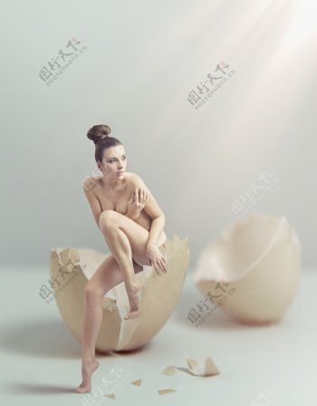 蛋壳里的美女图片