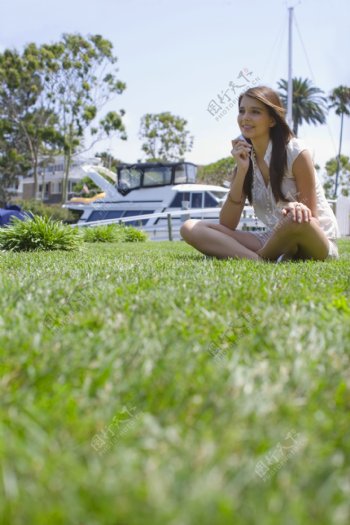 坐在草地上的时尚美女图片