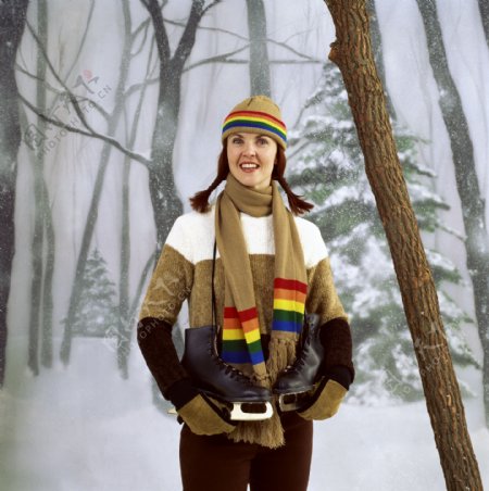冬天雪地里的外国女人图片