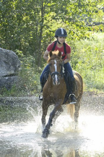 骑马过水的女孩图片