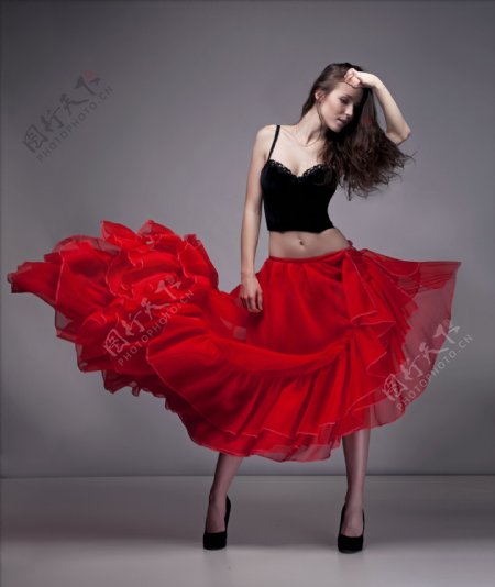 穿红裙子的性感美女图片