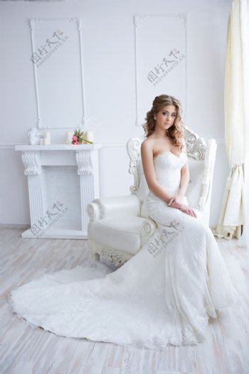 坐在沙发上的优雅新娘图片